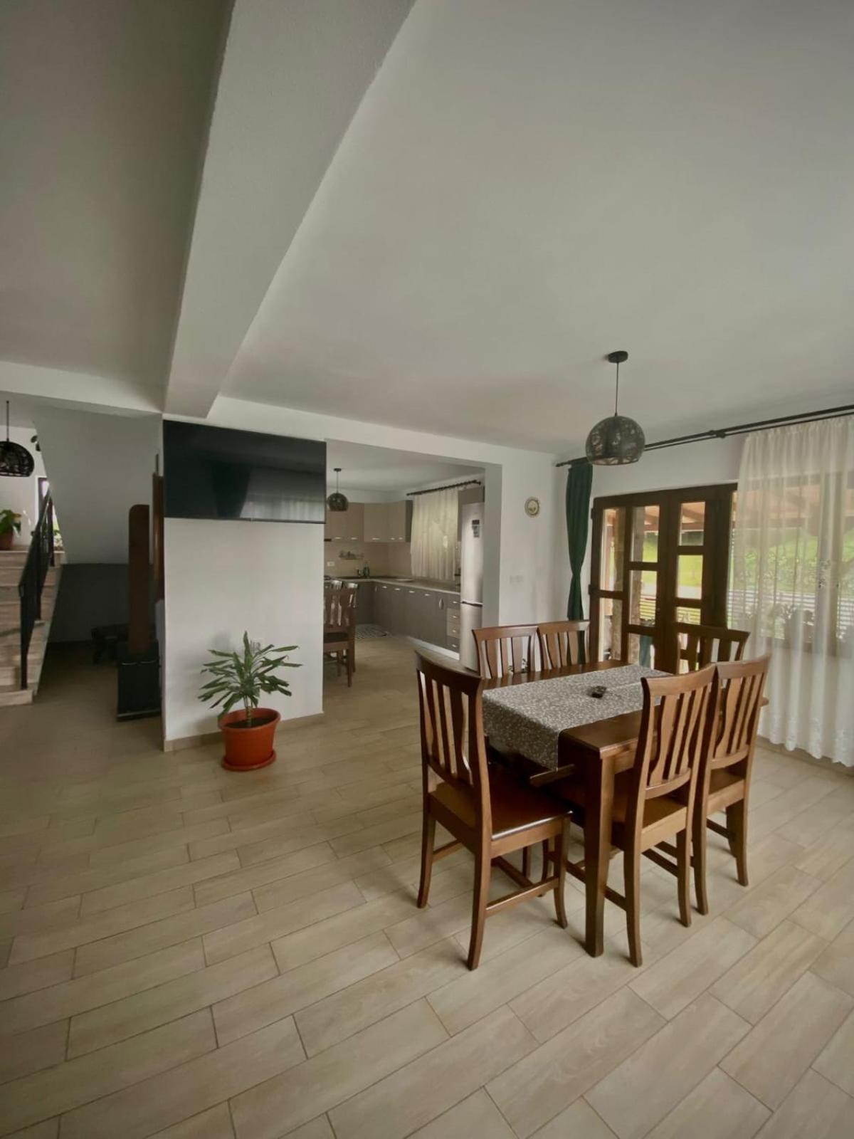 ホテル Casa Alex Curtea de Argeş エクステリア 写真