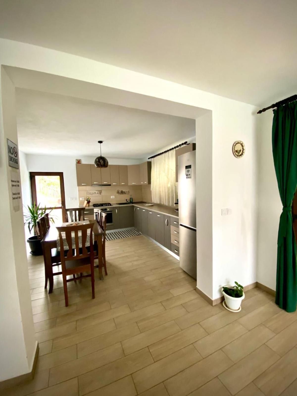 ホテル Casa Alex Curtea de Argeş エクステリア 写真
